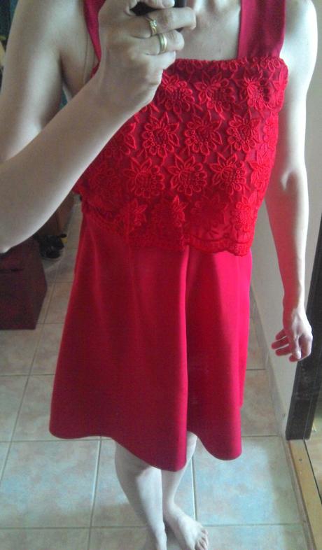 Raz oblečene červené šaty, xs