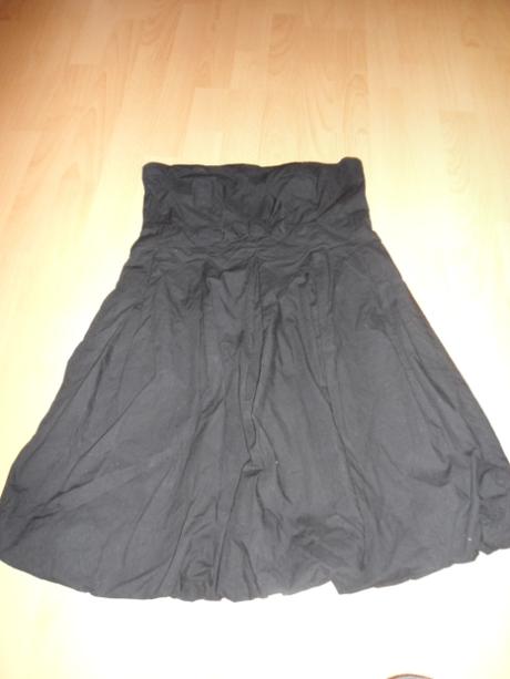 Cierne saty bez ramienok, s