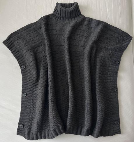 Rolákové pončo na gombíky, 