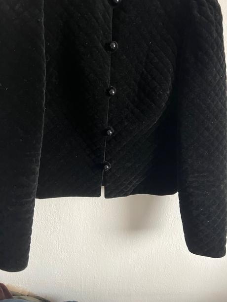 Krasny m vintage zamatovy kabat v historickom styl, m