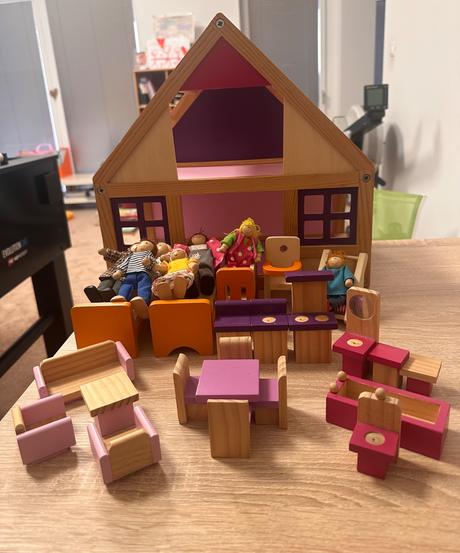 Zariadený drevený domček + 7 ks drevených bábik, 