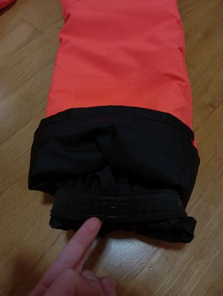 Nádherné neónové otepľovačky, 146