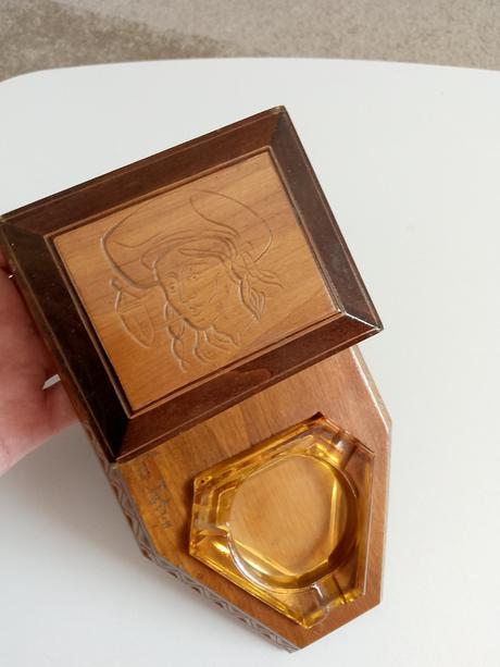 Popolník, šálky s podšálkami, 