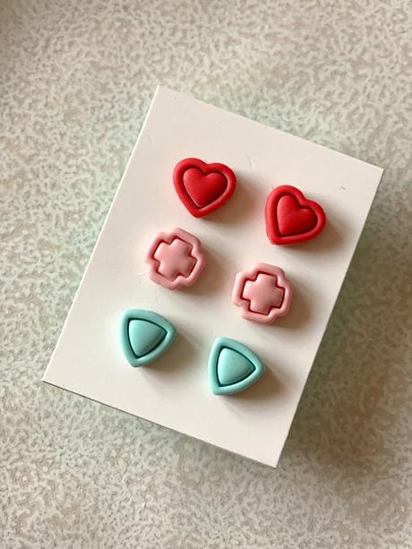 Minimalistická paletka napichovacích náušníc, 