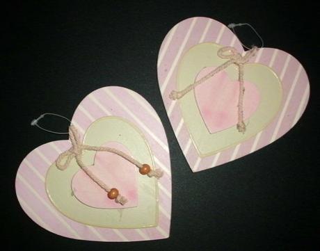 2 drevené srdiečka na zavesenie/dekorovanie,
