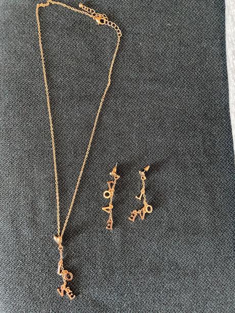 Retiazka a nausnice love, 