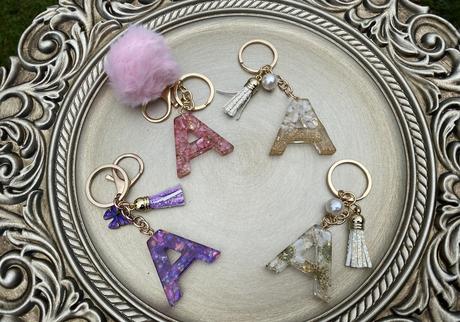 Ručne vyrobené živicové kľúčenky, 