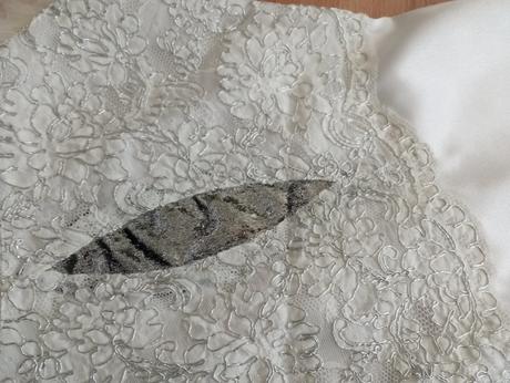 Biele saténové šaty, 38