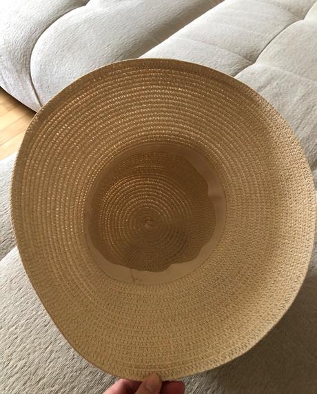 Slamený klobúk s mašľou,