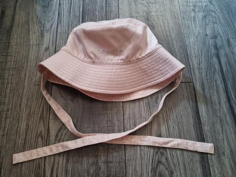 Krasny klobuk calvin klein, calvin klein