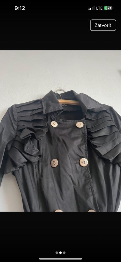 Krasny cierny trenchkot kabat s volanmi v historic, m