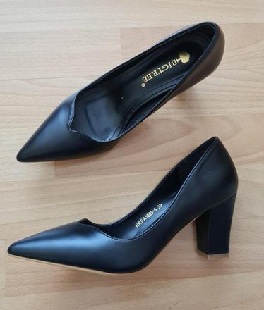 Úplne nové lodičky, 38