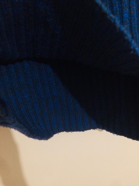 Vyrazne modry pulover s 3/4 rukavom, s