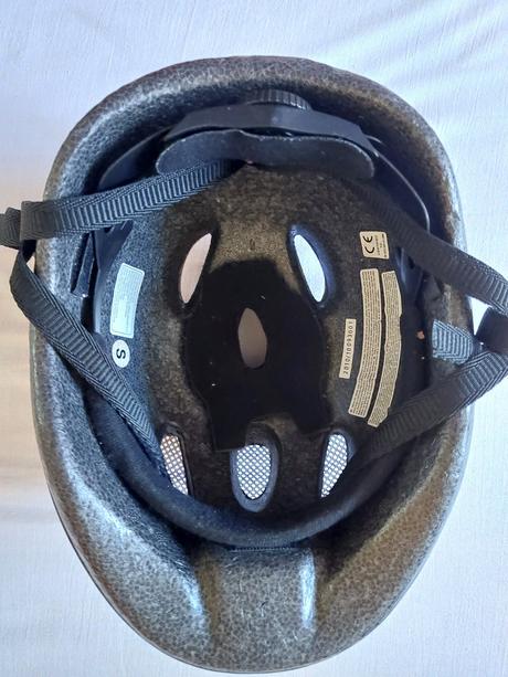 Cyklistická prilba, s