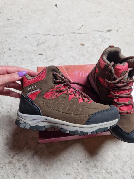 Vyššie topánky, 32