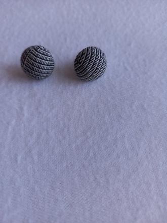 Látkové náušnice, gate