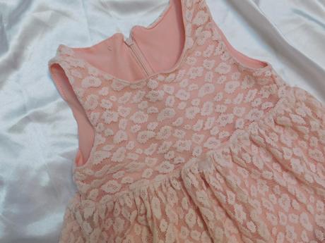 Velmi pekne čipkovane šaty, 110