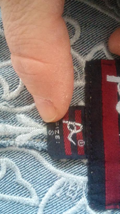 Modry riflovy kabatik s bielou vysivkou, s