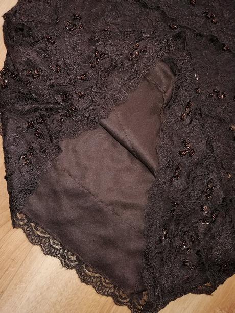 Hnedé čipkované šaty s korálikmi, 40