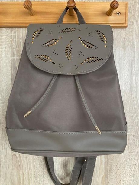 Elegantný ruksak zo zlatými lístkami,