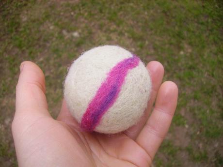 Vlnená loptička s hrkálkou pre mačku, 