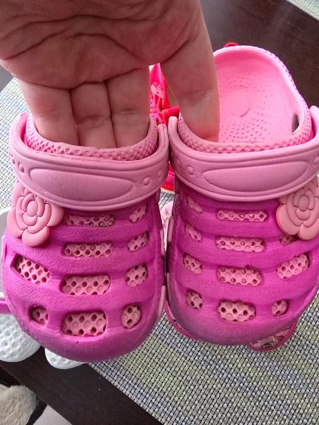 4 topanočky (2x kroksy 2 x papučky ), 18