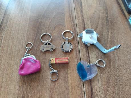Rozne privesky a adapter na rozne koncovky, 