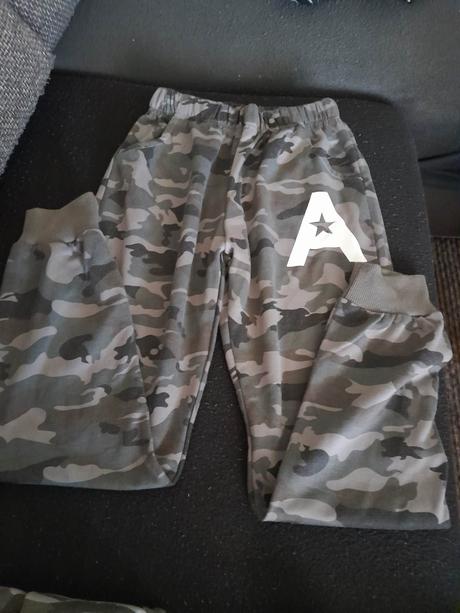 Teplakove nohavice, 146