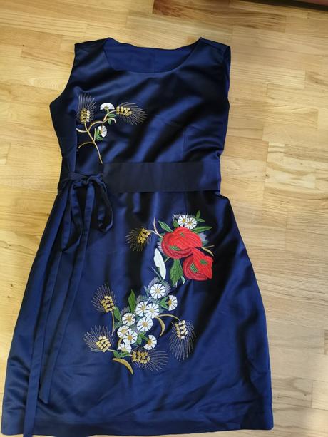 Saténové šaty s vyšivanou aplikaciou, 42