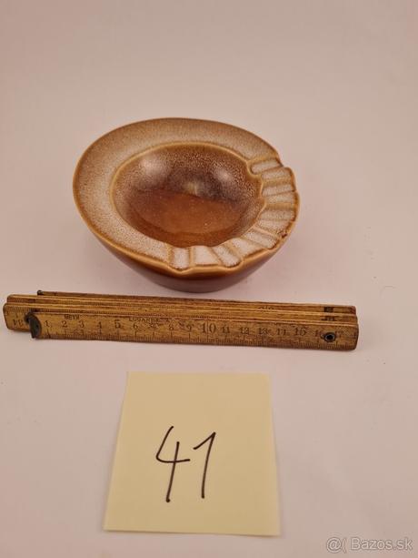 Hnedy porcelan. ozdobny popolnik, 