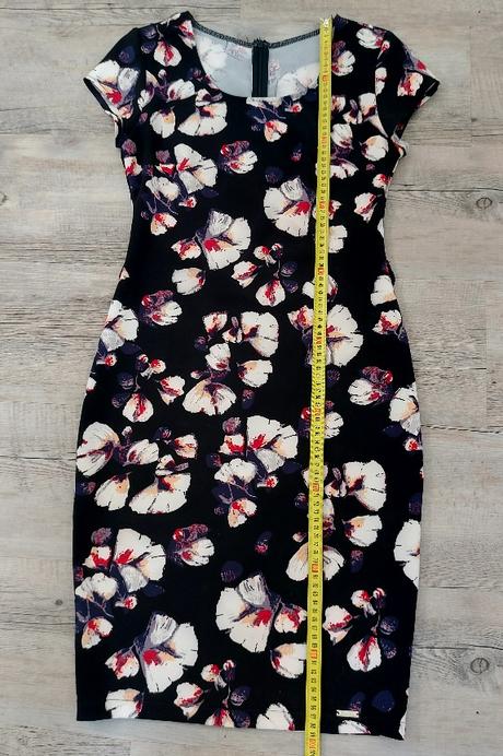 Čierne kvetinové šaty, 38