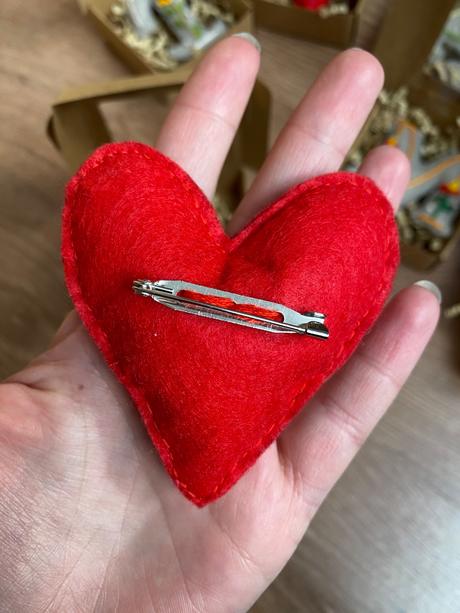 Ručne vyšívana ozdoba na kočík / ruksak, 