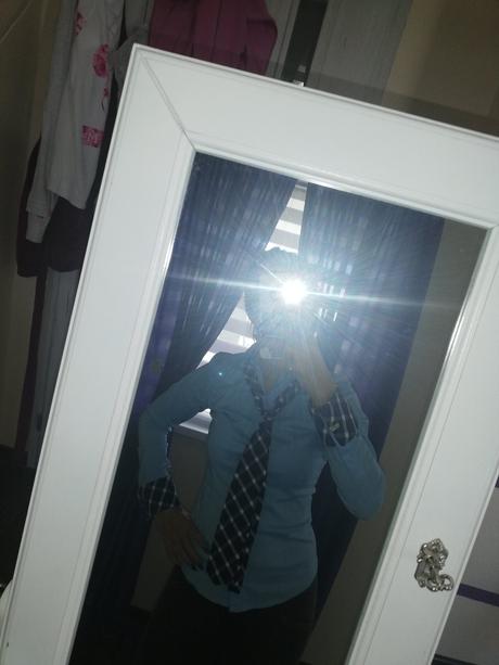 Kosela s kravatou, xs