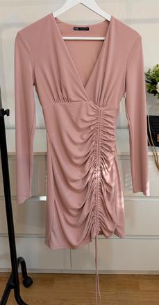 Zara pudrové riasené mini šaty, zara,s