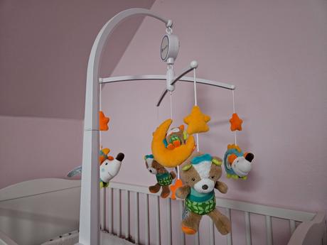 Kolotoč nad postieľku sovička a mackovia,
