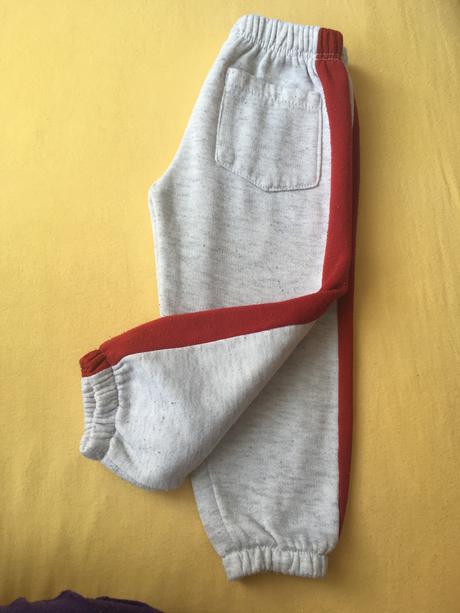 Pekne tepláčiky s červeným pruhom po bokoch 80, 80