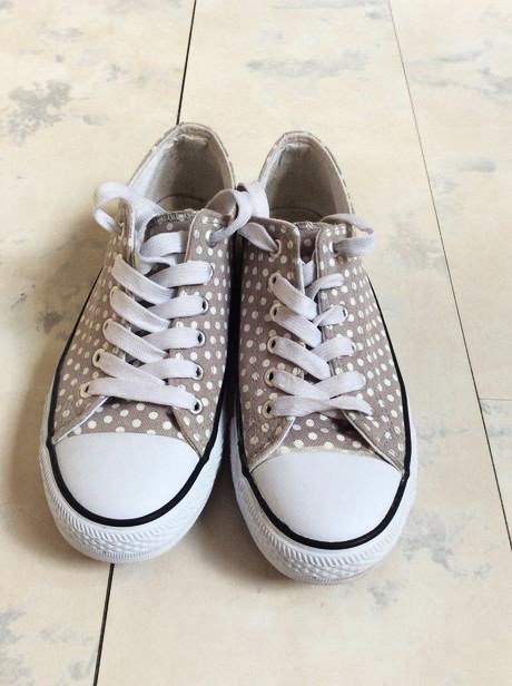 Bodkované tenisky, 39