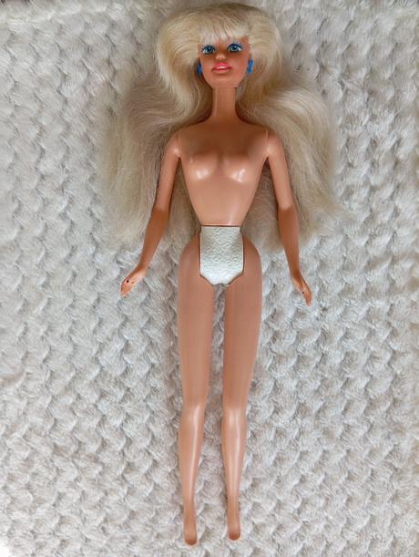 Retro barbie s náušnicami, 