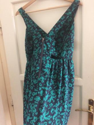 Krásne saty s otvormi na chrbte, l