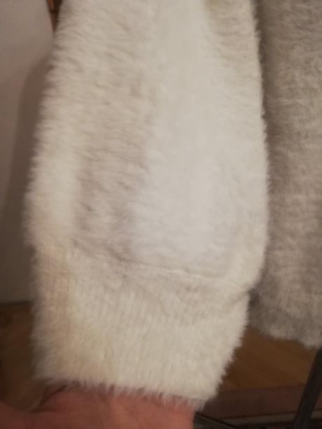 Biely chlpatý svetrik, mango,l