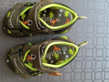 Sandálky s dinosaurami, 22