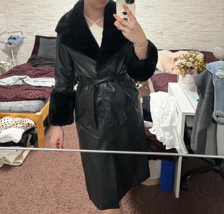Kožený kabát s kožušinkou veľkosť s, bershka,s
