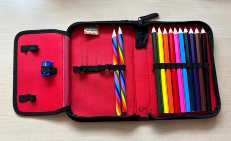 Minnie mouse peračník s pastelkami,