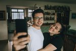 Zverejňovanie fotiek s partnermi na sociálnych sieťach: Je to dobrý nápad?