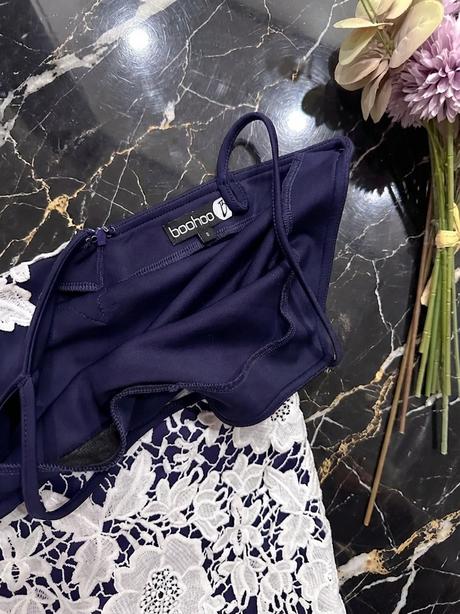 Šaty s krajkou boohoo, xs