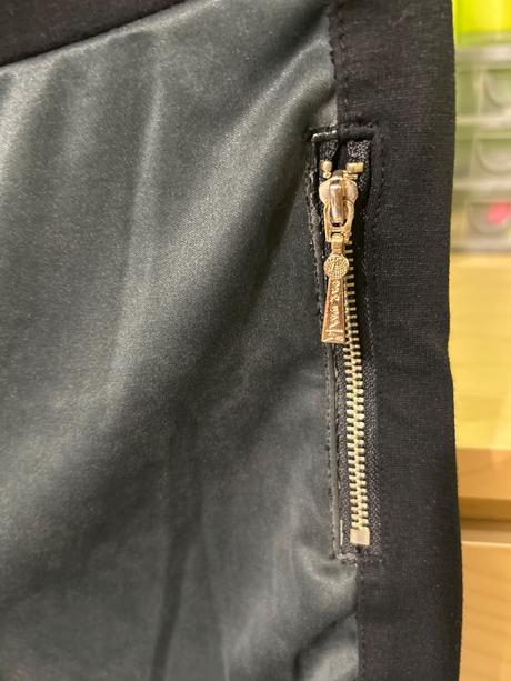 Pevné legíny s ozdobnými zlatými zipsami-m, m