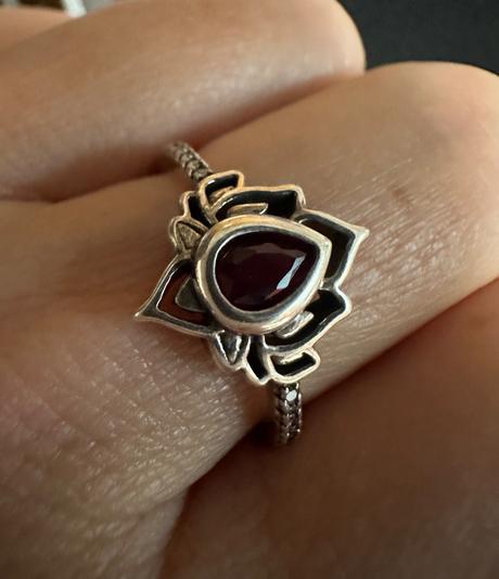 Strieborný prsteň lotos s kamienkom, 