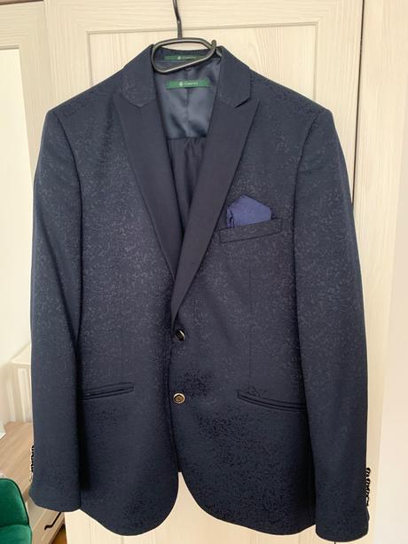 Tmavomodrý oblek, 176