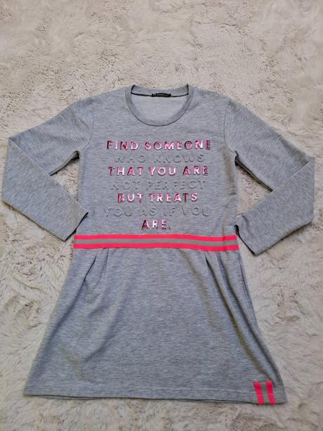 Šaty s ružovým nápisom, 146