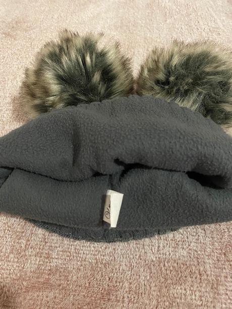 Ciapka s dvoma bombulami, 104